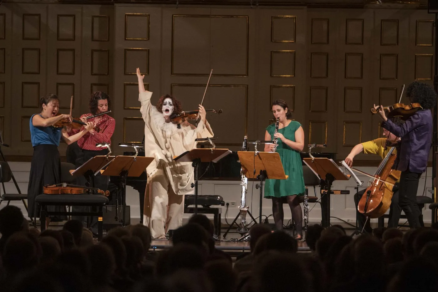 Foto-ID: #141656 Kammerkonzert Kopatchinskaja & Friends 2021: Meesun Hong Coleman (Violine/Viola), Júlia Gállego (Flöte/Piccolo), Patricia Kopatchinskaja (Sprechgesang/Violine), Iris Zerdoud (Klarinette/Bassklarinette), Thomas Kaufmann (Violoncello), Patrizia Messana (Viola) © SF / Marco Borrelli